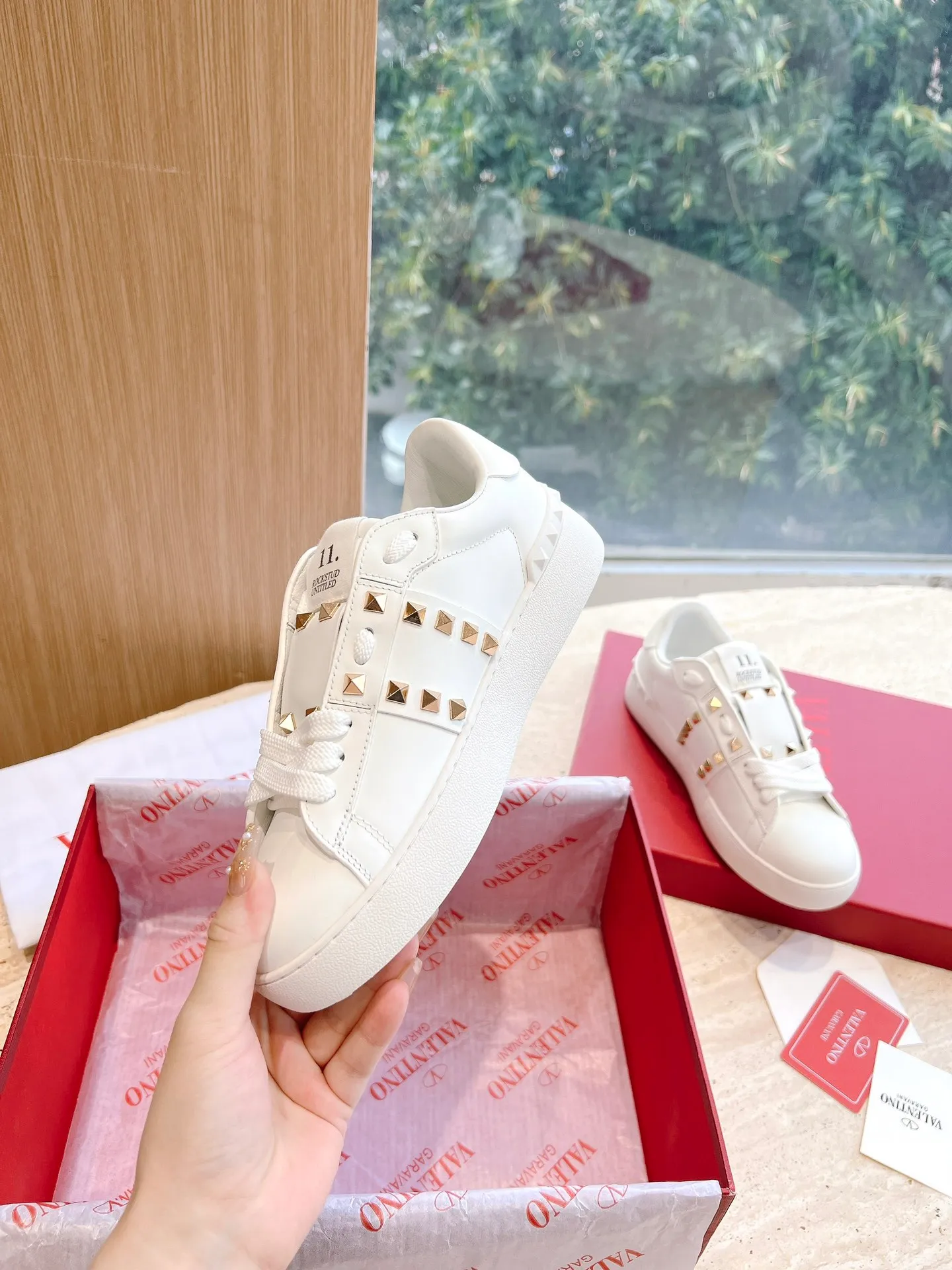 👟👟Ex-factory price P480👟👟 VALENTINO Ms. O👟👟Ex-factory price PEN DISCO calfskin sneakers accessories, logo, leather materials all exclusive original mold customization! It has super perfect details and a high-end feel. There is only one feeling when you get it. It’s worth it! Very high-end and slimming white shoes! Upper: imported silk cowhide lining: silk sheepskin lining outsole: original thick sole i👟👟factory price P ultra-light material size: 34-45